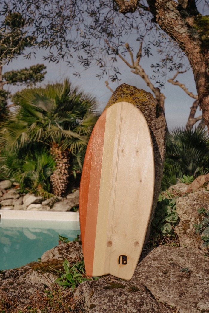 La planche d'équilibre Sauvag' en présentation devant la piscine