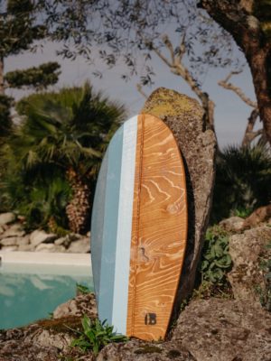 La planche d'équilibre Taillac modèle Bois foncé en présentation devant la piscine