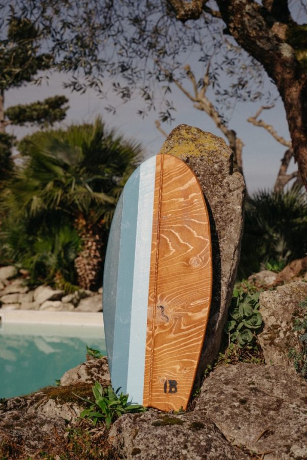 La planche d'équilibre Taillac modèle Bois foncé en présentation devant la piscine