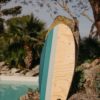 La planche d'équilibre Vert Bois modèle bois clair en présentation devant la piscine