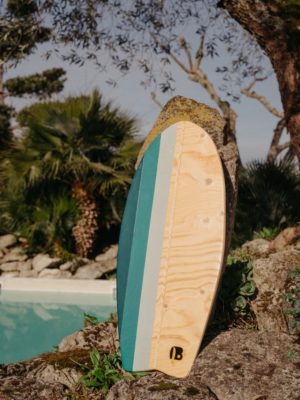 La planche d'équilibre Vert Bois modèle bois clair en présentation devant la piscine