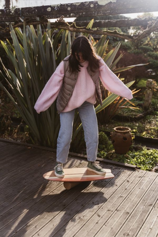 la fondatrice entrain de faire de la balance board dans son jardin avec le modèle sauvag'