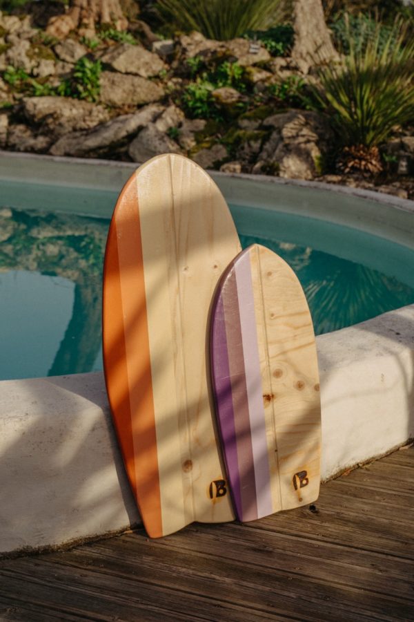 La planche d'équilibre sauvag' et la short balance board boulass' au bord de la piscine